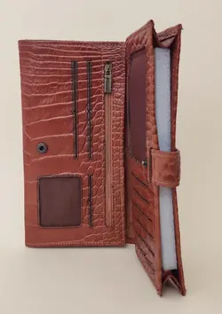 کیف پول مردانه چرم طبیعی طرح کروکودیلی آوست