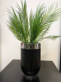 گلدان فایبرگلاس مدل سارین مشکی لبه نقره ای