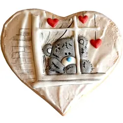 کوکی خرس پشت پنجره