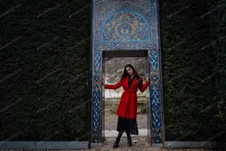 دانلود عکس با کیفیت زن توریست در حال بازدید از یک مکان تاریخی در استانبول ترکیه