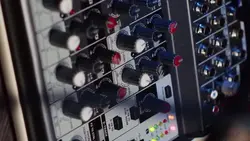 دانلود فوتیج عمودی میکسر صدای حرفه ای آنالوگ در استودیوی ضبط خانگی