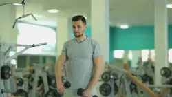 دانلود فوتیج مرد جوان در باشگاه بدنسازی در حال ورزش