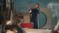 دانلود فوتیج ویولون نواختن ماهرانه زن جوان در اتاق قدیمی به هم ریخته