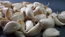 دانلود فوتیج نمای بسته از حبه های سیر