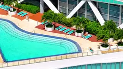 دانلود فوتیج نمای هوایی از یک استخر خصوصی لاکچری روباز