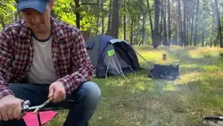 دانلود فوتیج دست تکان دادن دو کودک در یک چادر مسافرتی برای پدرشان