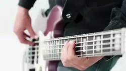 دانلود فوتیج گیتاریست در حال نواختن گیتار باس در یک استودیو ضبط