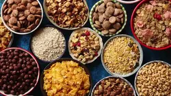 دانلود فوتیج ظروف سرامیکی پر از خوراکی روی میز