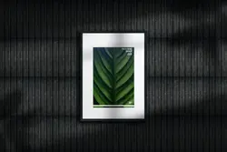 دانلود قالب لایه باز موکاپ قاب روی دیوار تیره