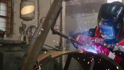 دانلود فوتیج مرد در حال جوشکاری در کارگاه