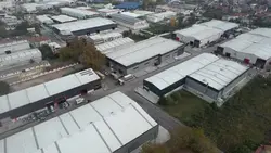 دانلود فوتیج پرواز پهپاد بر فراز کارگاه ها و انبارهای صنعتی