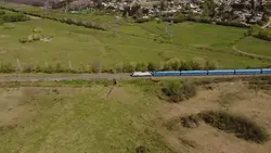 دانلود فوتیج نمای هوایی از عبور قطار آبی از روی ریل