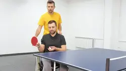 دانلود فوتیج پزشک توانبخشی در حال تمرین پینگ پونگ با بیمار روی ویلچر