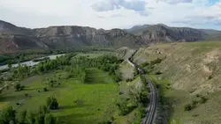 دانلود فوتیج عبور قطار از میان منظره سرسبز