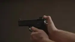 دانلود فوتیج عقب کشیدن ماشه اسلحه کمری و شلیک