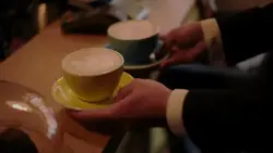 دانلود فوتیج برداشتن سفارش دو فنجان کاپوچینو از روی پیشخوان کافه