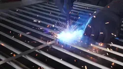 دانلود فوتیج جوشکاری فلز با استفاده از دستگاه جوش