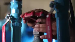 دانلود فوتیج صرفه جویی در مصرف آب در مزرعه با سیستم آبیاری قطره ای