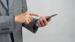 دانلود عکس استوک مرد در حال استفاده از تلفن همراه هوشمند