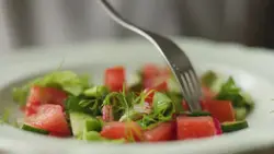 دانلود فوتیج خوردن سالاد سبزیجات تازه با چنگال توسط یک مرد