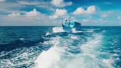 دانلود فوتیج حرکت قایق قدیمی در دریای مالدیو