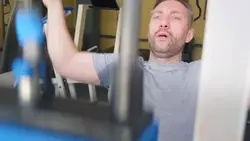 دانلود فوتیج تمرین بدنسازی یک مرد در باشگاه برای تقویت کمر