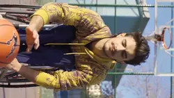 دانلود فوتیج پرتاب توپ بکستبال توسط مرد معلول با ویلچر در فضای باز