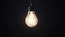 دانلود فوتیج روشن و خاموش شدن لامپ رشته‌ای در پس زمینه سیاه