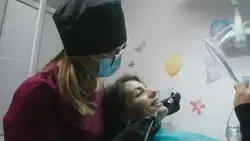 دانلود فوتیج نگاه کردن متخصص ارتودنسی به دندان‌های بیمار خود