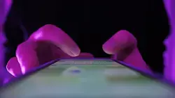 دانلود فوتیج زن در حال چت آنلاین با تلفن هوشمند