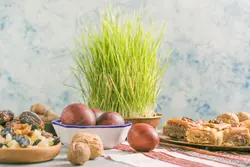 دانلود عکس با کیفیت سبزه عید 6 کنار باقلوا و میوه خشک