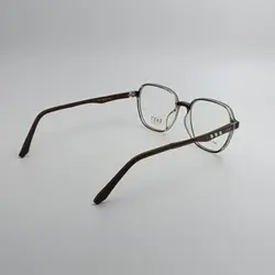 عینک طبی اِست