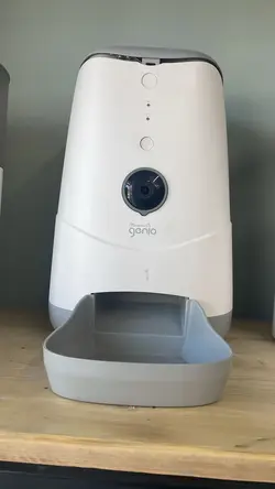 غذا خوری اتوماتیک گربه سگ دوربین دار وایفای طبق تصویر (در کمی مشکل چفت شدن دارد)