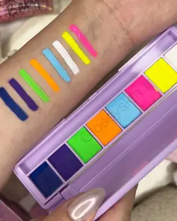 پالت نئونی خط چشم و سایه هندیان