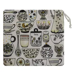 مارتینز کیسه بند دار زمینه سفید طرح ظروف بزرگ