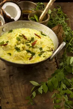 دانلود تصویر شاتراستوک ظرف سوپ در کنار سبزیجات روی میز چوبی کد۱۶۴۴۵۵۳۹۴۷