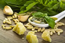 دانلود تصویر شاتراستوک سیر و ریحان و روغن زیتون و دانه های سفید روی میز چوبی کد۰۷۱۱۱۴۸۹۷۸