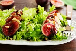 دانلود تصویر شاتراستوک بشقاب سالاد و چنگال روی میز چوبی کد۰۹۴۸۷۵۵۰۷۹