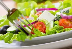 دانلود تصویر شاتراستوک بشقاب سالاد و چنگال کد۱۷۰۲۶۷۳۴۵۰