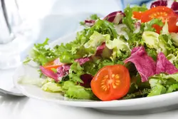 دانلود تصویر شاتراستوک بشقاب سالاد و قاشق کد۰۷۵۶۱۲۴۲۸۴