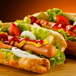 دانلود تصویر شاتراستوک ساندویچ هات داگ روی میز چوبی کد۰۷۶۸۷۸۸۱۹۵