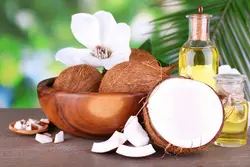 دانلود تصویر شاتراستوک نارگیل و آبمیوه روی میز چوبی کد۰۵۰۹۲۷۰۰۴۹
