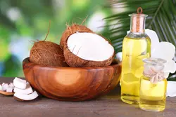 دانلود تصویر شاتراستوک نارگیل و آبمیوه روی میز چوبی کد۲۰۴۷۸۰۲۵۹۳