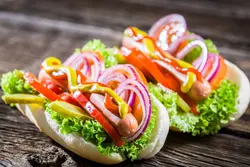 دانلود تصویر شاتراستوک ساندویچ هات داگ روی میز چوبی کد۰۲۸۰۹۳۹۷۱۷