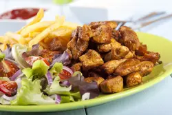 دانلود تصویر شاتراستوک بشقاب مرغ و سالاد و خلال سیب زمینی و سس کچاپ کد۱۱۳۰۵۹۲۵۰۲