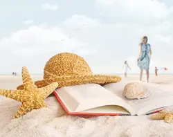 دانلود تصویر شاتراستوک ساحل و شن و ماسه و کلاه لبه دار حصیری و کتاب و صدف و ستاره دریایی و مردم زمینه آسمان ابری کد۱۳۱۱۳۶۰۹۶۲