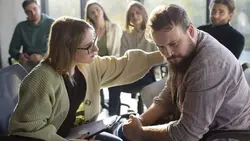 تصویر مردم و انسان ها در جلسه گروه درمانی - ایران پیک | پیکفری