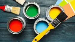 تصویر نمای بالا سطل رنگ و قلم مو روی میز - ایران پیک | پیکفری