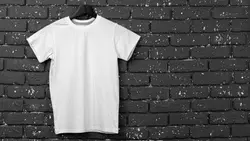 تصویر تیشرت سفید آویز روی دیوار آجری - ایران پیک | پیکفری