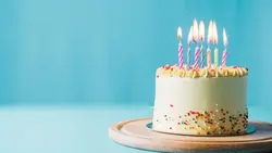 تصویر پس زمینه کیک تولد با شمع روشن - ایران پیک | پیکفری